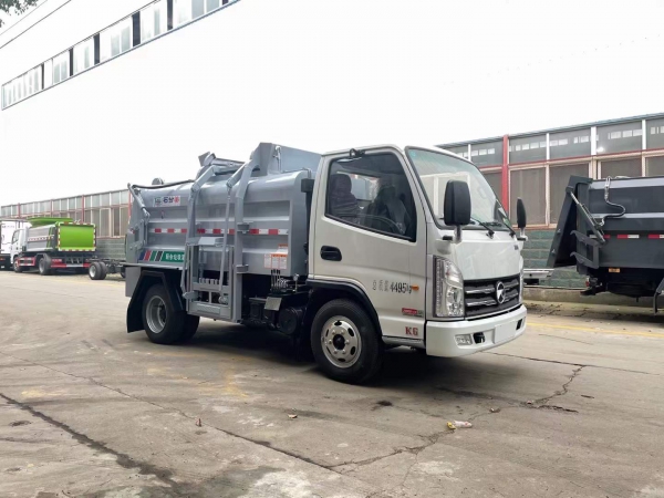 凯马4方挂桶式垃圾车