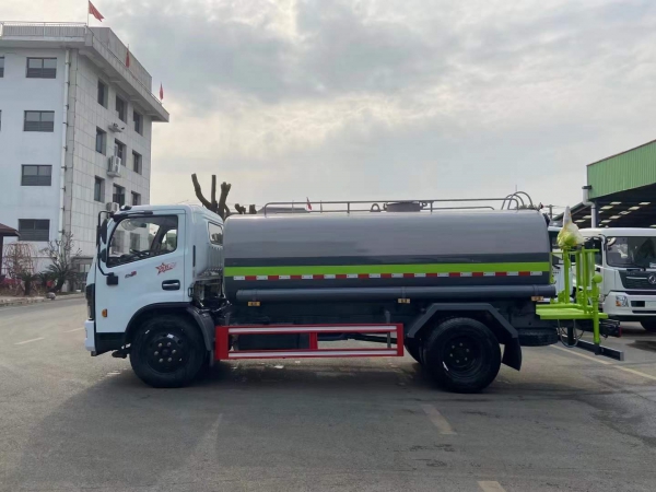 东风多利卡9吨洒水车