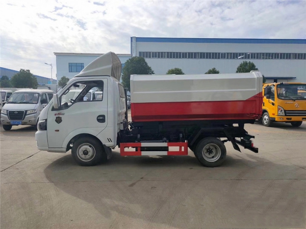 东风途逸3-4方蓝牌挂桶垃圾车