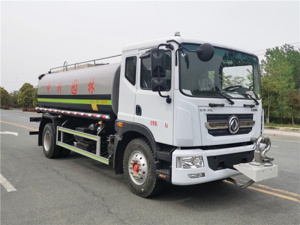 东风D9多利卡15吨洒水车