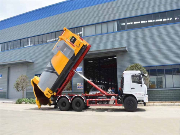东风专底18方后双桥勾臂垃圾车