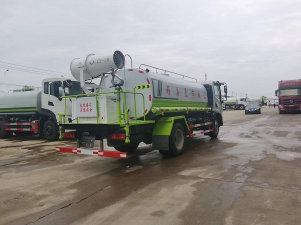 东风华神T3 12吨洒水车
