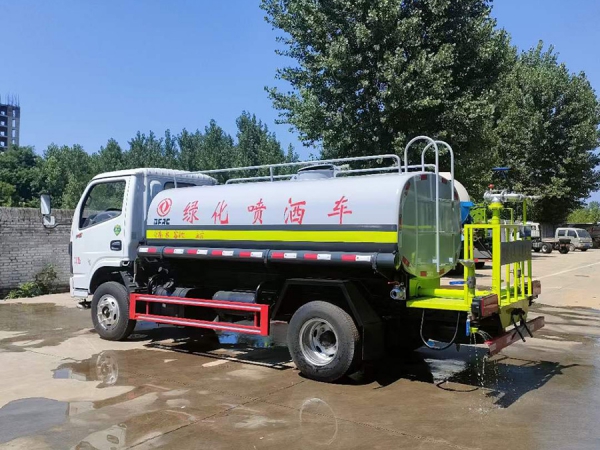 东风福瑞卡5吨洒水车