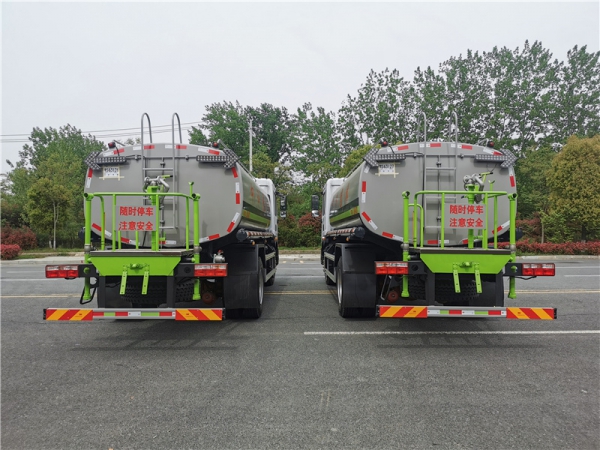 东风D9多利卡15吨洒水车