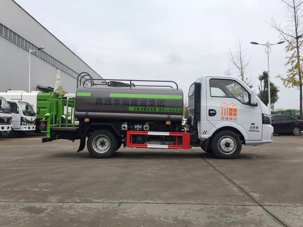 东风途逸蓝牌3吨洒水车