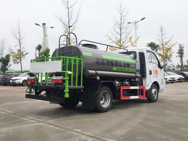 东风途逸蓝牌3吨洒水车