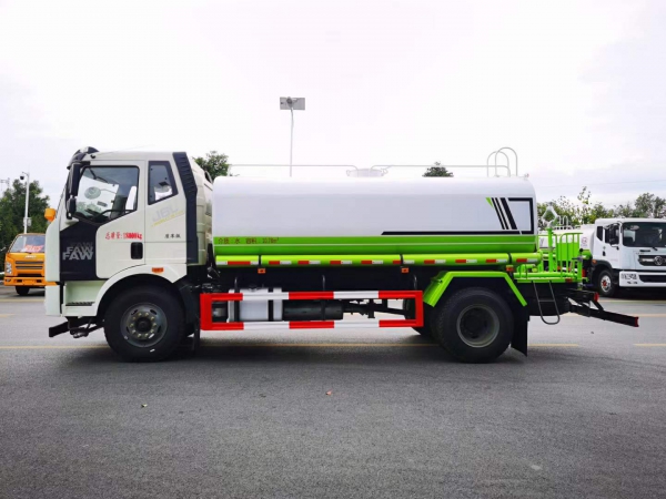 解放12吨洒水车